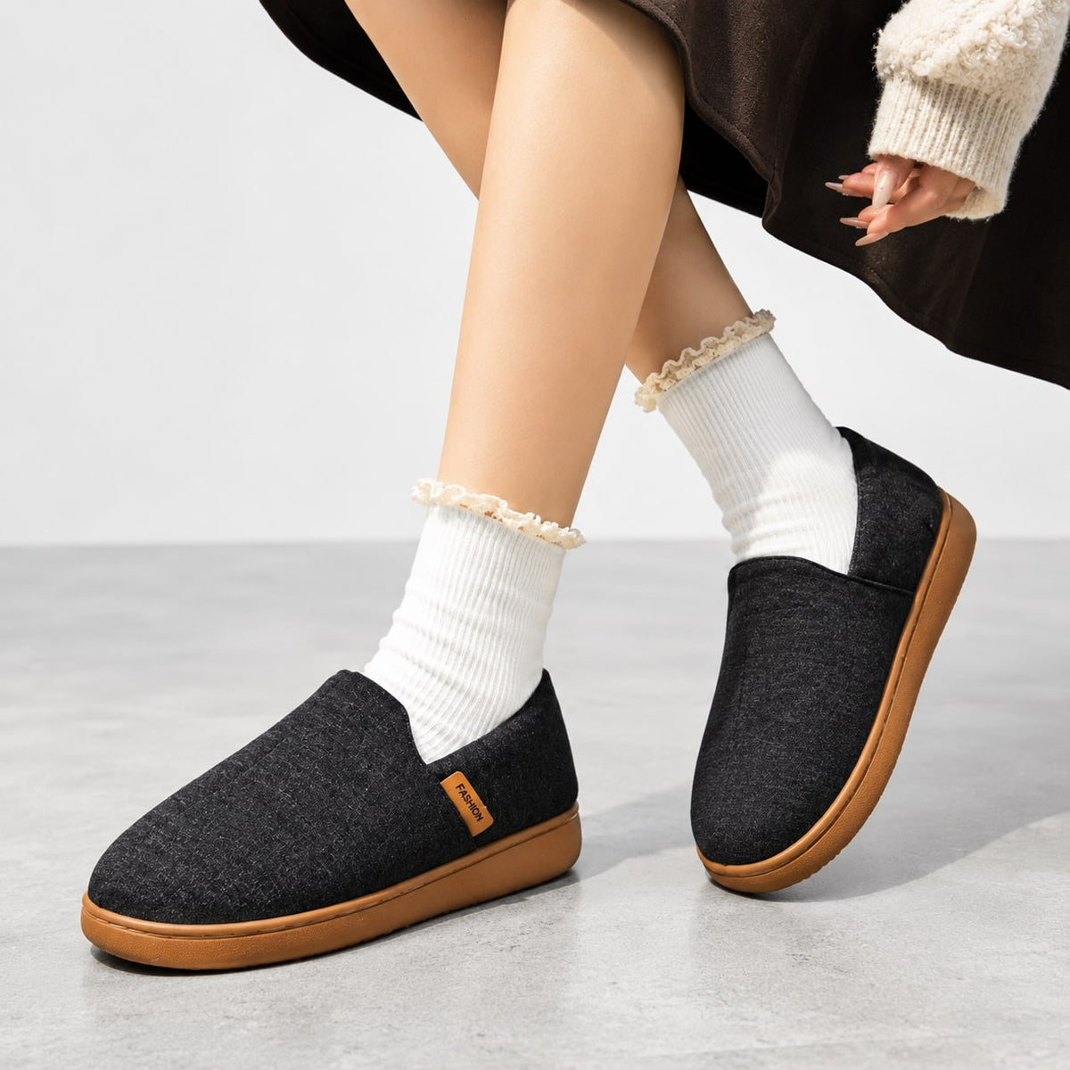 Black cushioned fleece lined house slippers 2