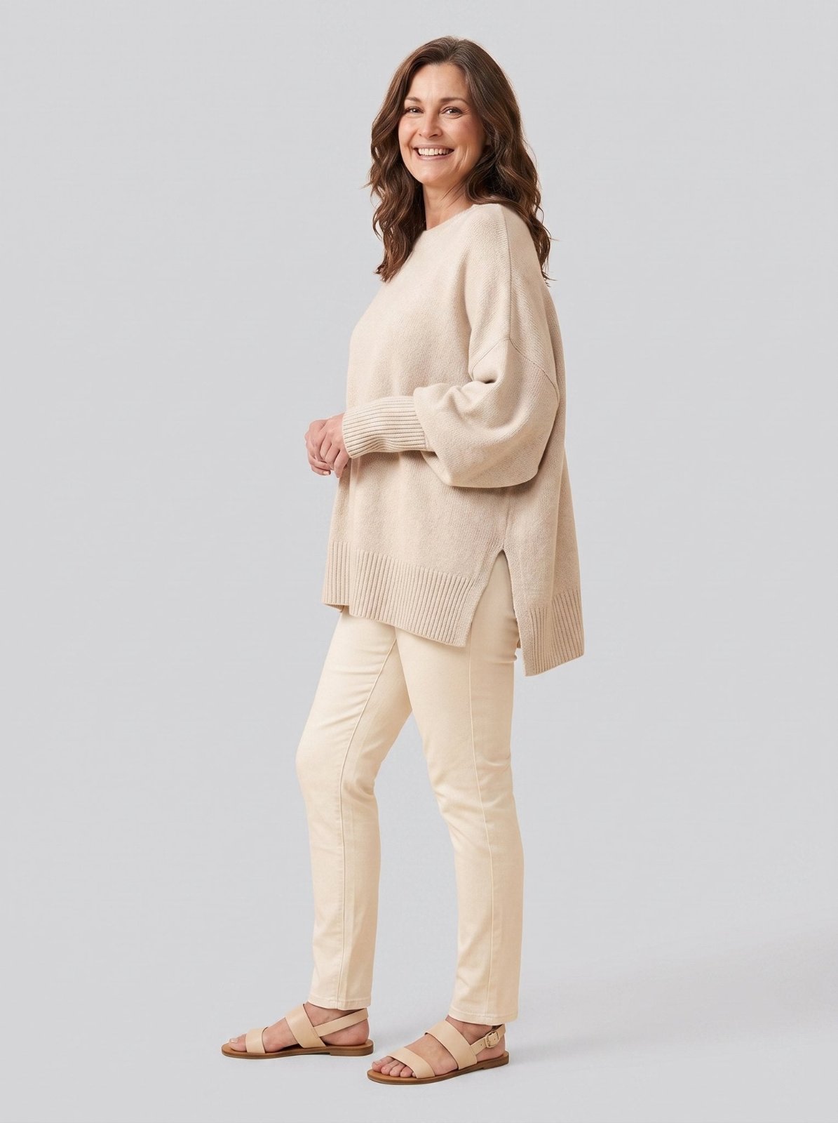 Suzie Oversized Pullover in beige - side view