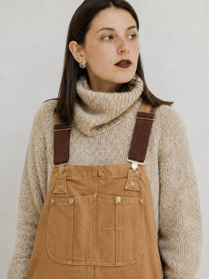 Close-up of the bib pocket and adjustable suspenders 3