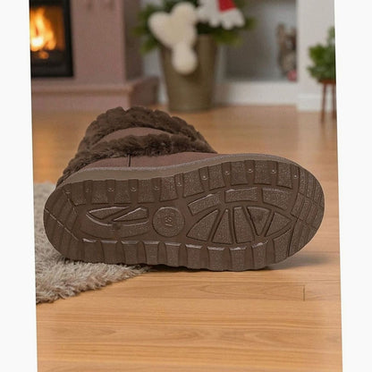 Textured rubber outsole of the snow boots 4